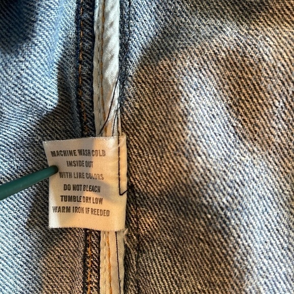 Ezra Fitch button cropped medium wash L distressed  jacket with panel inserts - Picture 7 of 17